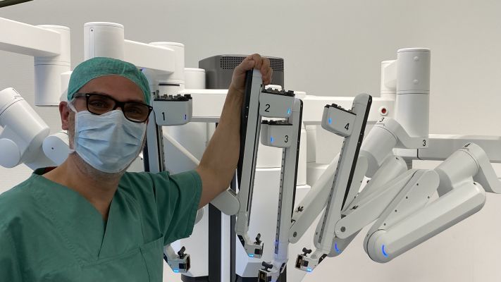 Dr. med. Mirko Müller am daVinci Roboter - Uro-Bot.de